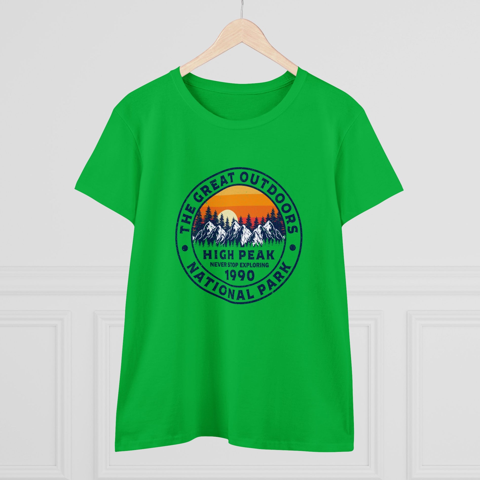 Green national park t-shirt for women with mountain and sunset graphic and outdoor theme